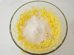 黄油软化后加入细砂糖打发，分三次加入打散的鸡蛋，搅打均匀。筛入低筋面粉和泡打粉。