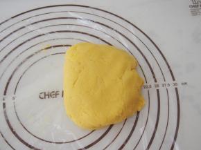 切拌成面团，放在保鲜膜上。