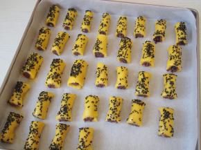 切成小段，放入烤盘中。烤箱预热至170度，中层上下火，20分钟左右熟透即可。