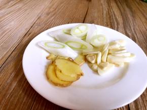 姜、蒜洗净切片，葱 洗净切段，备用