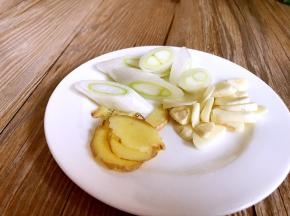 姜、蒜洗净切片，葱 洗净切段，备用