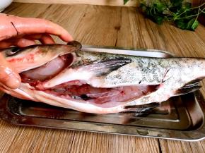 将胖头鱼清理干净，再冲洗干净后沥水