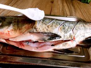 撒上盐，里外抹匀到位