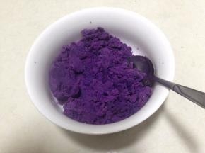 
紫薯去皮蒸熟，趁热碾成蓉