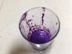 
加少许纯净水入料理机打成蓉，用细筛过滤出细腻的糊备用