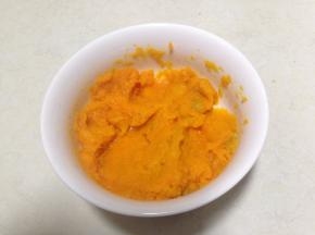 
同理南瓜去皮蒸熟打成蓉过滤出细腻的糊备用