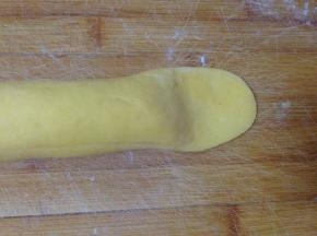 小的一端用手按压扁平成尾部