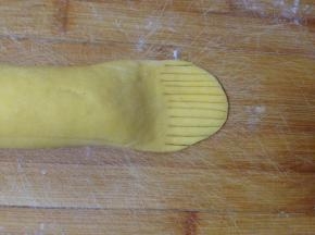 用刮刀压出花纹