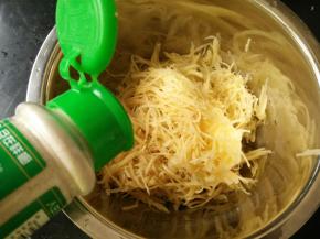 刨丝，越细越好。加入胡椒粉和盐，搅拌均匀。