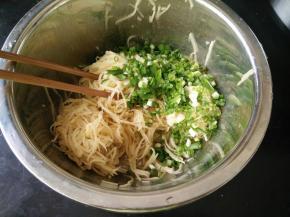 加入切碎的葱花，搅拌一下。