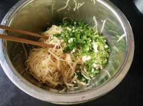 加入切碎的葱花，搅拌一下。