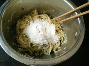 再加入面粉。
