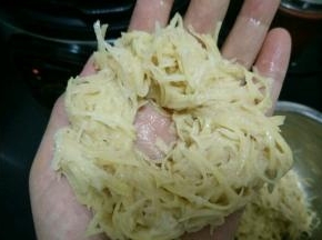 用手整成一个窝状。