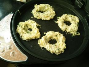 放到煎烤机里，煎烤机要先刷一层薄油。