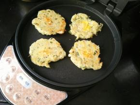 待底下凝固后翻面，煎至两面金黄出锅。