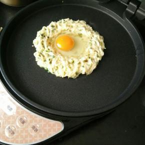 剩下的土豆丝我做了一个比较大的，中间放了一个鸡蛋。也一样煎至两面金黄。