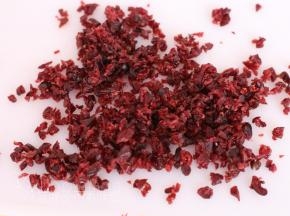 蔓越莓干切碎碎。