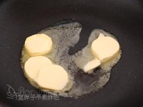 黄油倒入不粘锅，小火加热到其融化成液体。