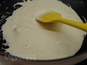 接着用刮刀不断搅拌，防止棉花糖炒焦了，记得，一定要小火哦。