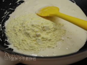 加入奶粉，将它们拌匀。