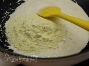 加入奶粉，将它们拌匀。