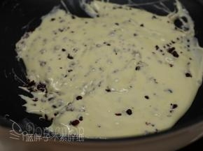 倒入蔓越莓干，用刮刀快速地将它们混匀。