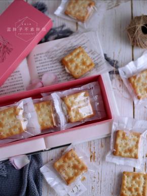 最后把牛轧饼干装进袋子，密封起来就可以啦。