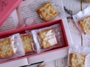 最后把牛轧饼干装进袋子，密封起来就可以啦。