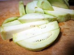 茄子切成条状
