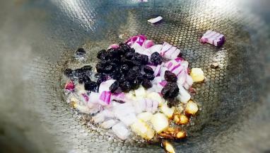 锅中油热下洋葱大蒜豆豉