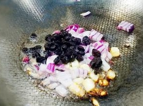 锅中油热下洋葱大蒜豆豉
