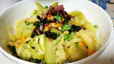 浇入茄条中搅拌均匀