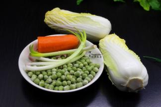 准备好娃娃菜、甜豆、胡萝卜、香葱、香菜等；