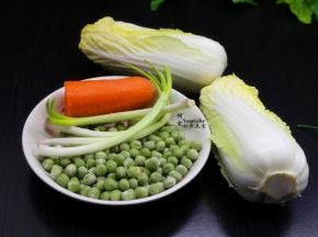 准备好娃娃菜、甜豆、胡萝卜、香葱、香菜等；