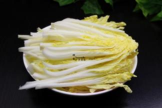 娃娃菜洗净，沥干水切丝；