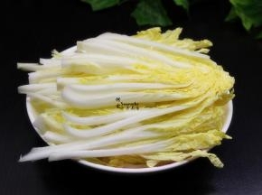 娃娃菜洗净，沥干水切丝；