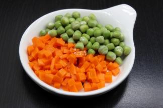 胡萝卜去皮，洗净，切粒；甜豆洗净，沥干水水；（胡萝卜力粒大小和甜豆大小相互，炒的时候容易熟，且好看）