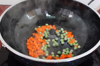 热锅倒油，煸香胡萝卜粒和甜豆；