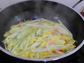 加3大碗水饮用水煮沸；也可以是高汤；