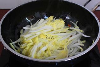 把娃娃菜丝加入，爆炒；