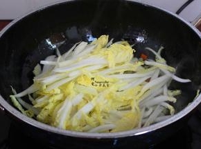把娃娃菜丝加入，爆炒；