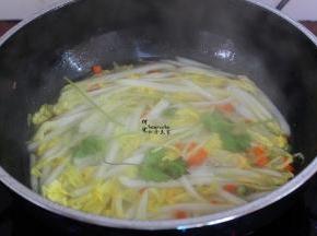 生粉勾芡加入锅中，再次煮沸，放盐、香葱、香葱拌均起锅。