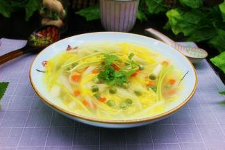 食材简单，做法也简单吧？纯天然的美食，老少皆宜，我家宝宝特爱吃，所以年夜饭必须要做这道菜。