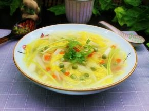 食材简单，做法也简单吧？纯天然的美食，老少皆宜，我家宝宝特爱吃，所以年夜饭必须要做这道菜。