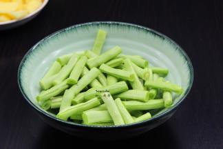 四季豆洗净去豆荚，待用；
