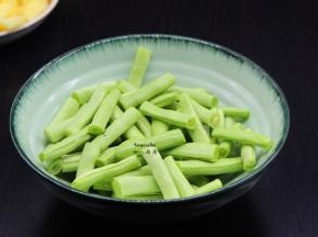 四季豆洗净去豆荚，待用；