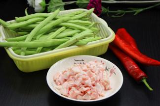 准备食材：四季豆、肥肉粒（肥肉是吃完瘦肉剩下的，一起切好了）、红辣椒等；