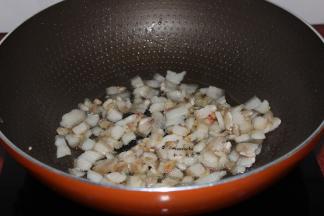 热锅，放一点的油，小火煎把肥肉粒的油煎出；