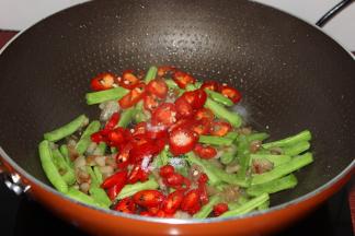 红辣椒洗净，切好加入；