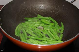利用煎出的油，中大火红烧四季豆八成熟；